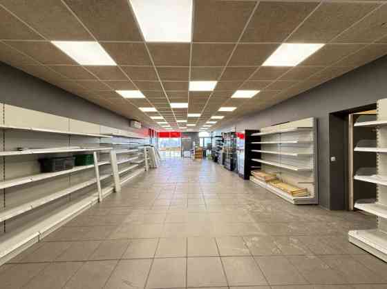 Торговые помещения с входом с фасада здания. Подходят для магазина, медицинского Rīga