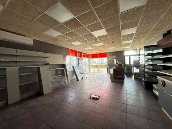 Торговые помещения с входом с фасада здания. Подходят для магазина, медицинского Rīga