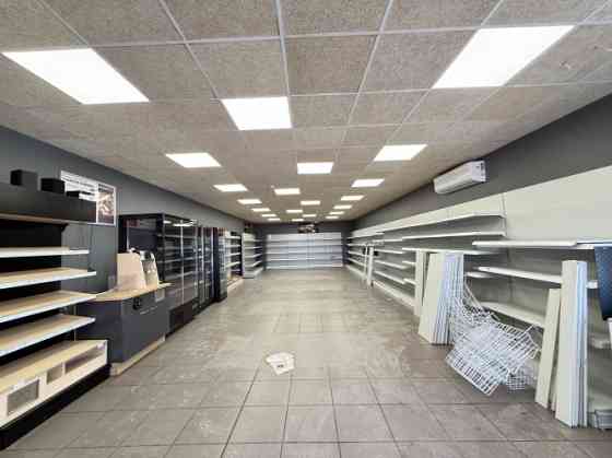 Торговые помещения с входом с фасада здания. Подходят для магазина, медицинского Rīga