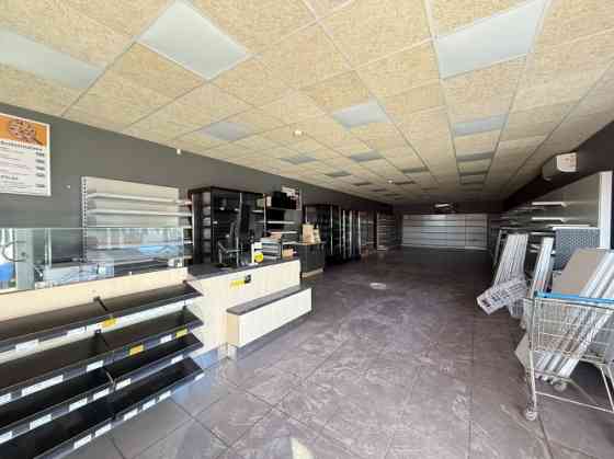 Торговые помещения с входом с фасада здания. Подходят для магазина, медицинского Rīga