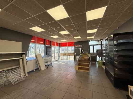 Торговые помещения с входом с фасада здания. Подходят для магазина, медицинского Rīga