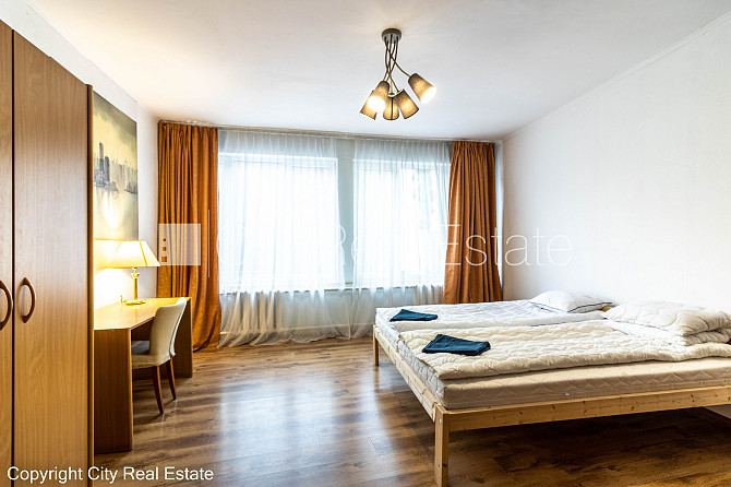 Privātmāja, labiekārtots apzaļumots pagalms, iežogota teritorija, logi vērsti mājas abās Rīga - foto 18