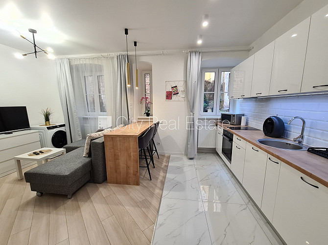 Pagalma māja, ieeja no pagalma, cokolstāvs, logi vērsti uz pagalma pusi, studio tipa, virtuve Rīga - foto 17