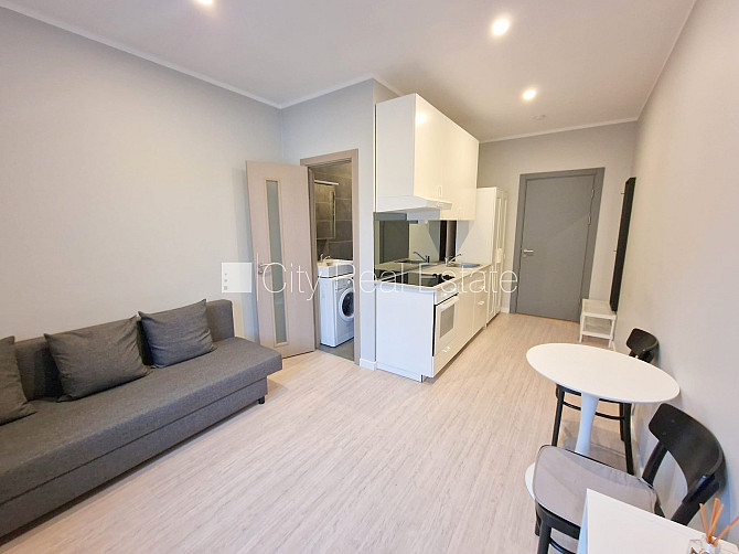 Fasādes māja, renovēta māja, slēgts pagalms, ieeja no ielas, kāpņu telpa pēc kapitālā Rīga - foto 12