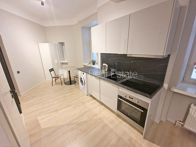 Fasādes māja, renovēta māja, slēgta teritorija, ieeja no ielas, ir lifts, kāpņu telpa pēc Rīga - foto 15