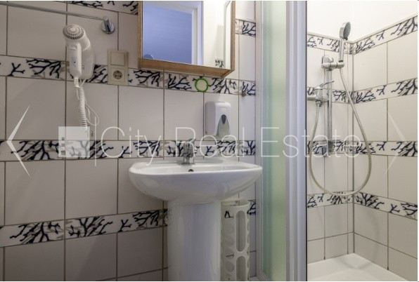 Fasādes māja, renovēta māja, slēgta teritorija, ieeja no ielas, ir lifts, kāpņu telpa pēc Rīga - foto 10