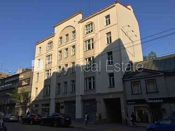 Дом во дворе, благоустроенная озеленённая территория, бесплатная стоянка во Рига