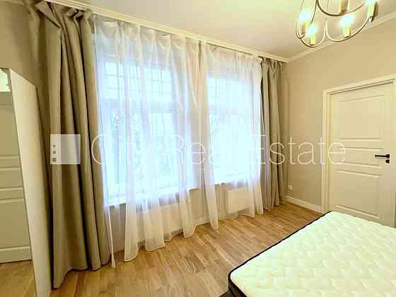 Фасадный дом, реновированный дом, подъездная дорога покрыта брущаткoй, Rīga