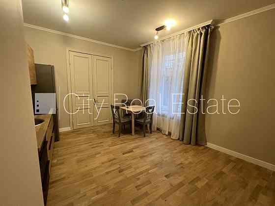 Фасадный дом, реновированный дом, подъездная дорога покрыта брущаткoй, Rīga