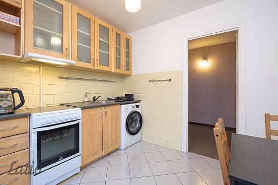 Izīrē ilgtermiņā mājīgu un vienkāršu trīs istabu dzivokli loti labā atrašanās vietā Kauguros.
Dzīvok Юрмала