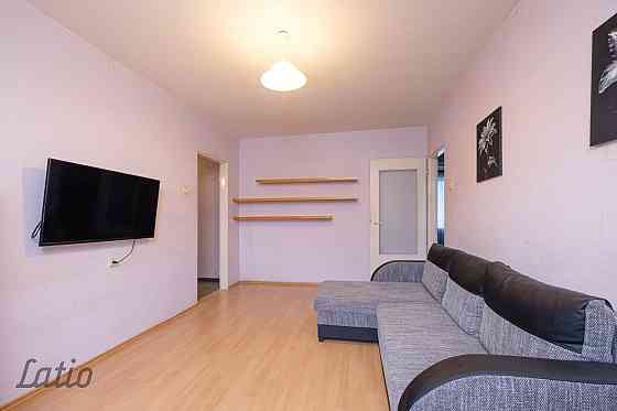 Izīrē ilgtermiņā mājīgu un vienkāršu trīs istabu dzivokli loti labā atrašanās vietā Kauguros.
Dzīvok Юрмала