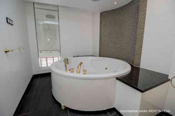 Сдается 4-комнатная квартира в Старой Риге, напротив отеля Hilton. Отдельная кухня, Rīga