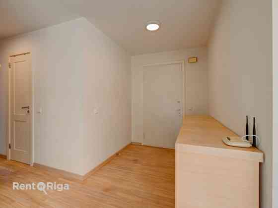 Izīrē gaišu 3 istabu dzīvokli!  Ienākot dzīvoklī ir neliels priekšnams, kuram seko viesistaba, kas a Рига