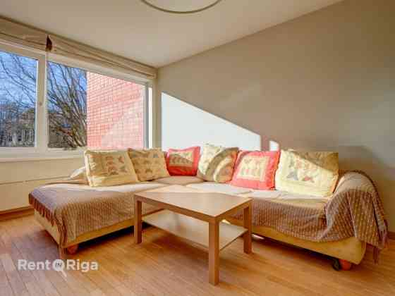 Izīrē gaišu 3 istabu dzīvokli!  Ienākot dzīvoklī ir neliels priekšnams, kuram seko viesistaba, kas a Рига