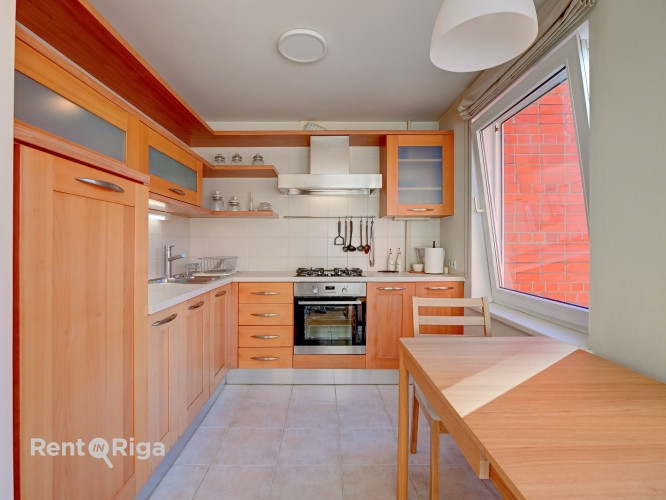 Izīrē gaišu 3 istabu dzīvokli!  Ienākot dzīvoklī ir neliels priekšnams, kuram seko viesistaba, kas a Рига - изображение 3