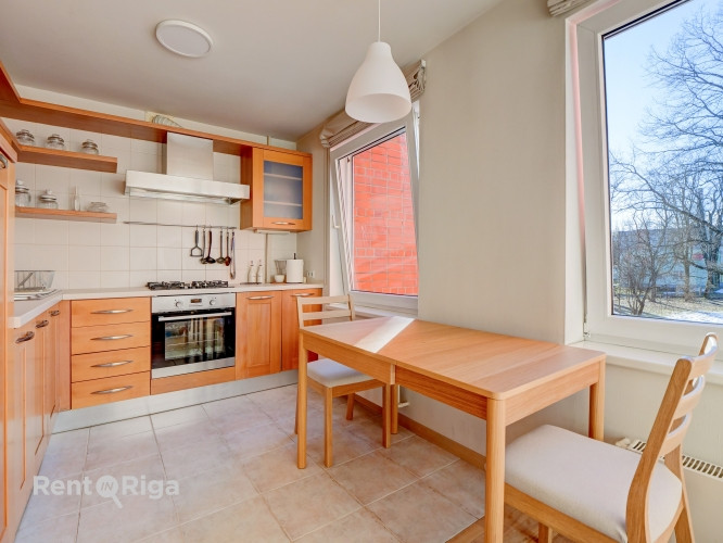 Izīrē gaišu 3 istabu dzīvokli!  Ienākot dzīvoklī ir neliels priekšnams, kuram seko viesistaba, kas a Рига - изображение 2