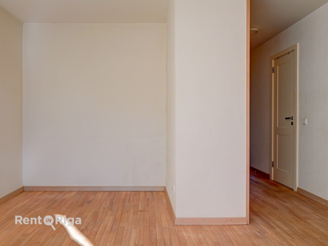 Izīrē gaišu 3 istabu dzīvokli!  Ienākot dzīvoklī ir neliels priekšnams, kuram seko viesistaba, kas a Рига - изображение 5