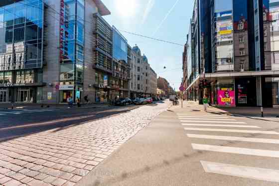 Торговые помещения на оживлённом перекрёстке улиц Тэрбатас и Лачплеша.  + Большие Rīga