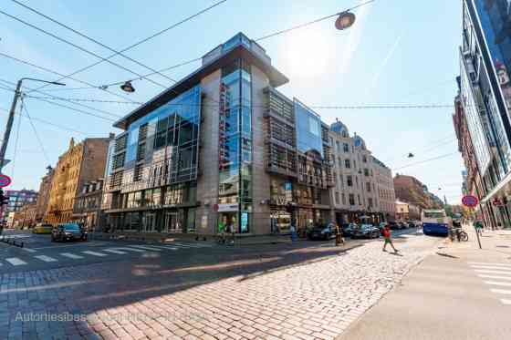 Торговые помещения на оживлённом перекрёстке улиц Тэрбатас и Лачплеша.  + Большие Rīga