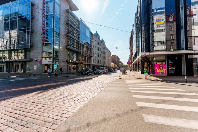 Tirdzniecības telpas aktīvajā Terbatas un Lāčplēša ielu krustojumā.  + Plaši vitrīnu Rīga - foto 2