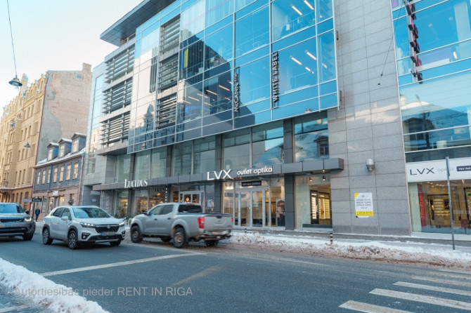 Tirdzniecības telpas aktīvajā Terbatas un Lāčplēša ielu krustojumā.  + Plaši vitrīnu Rīga - foto 4