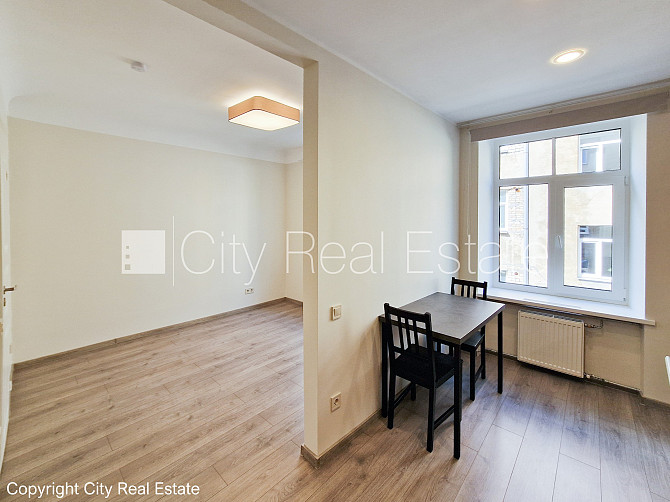 Дом во дворе, территория обнесена забором, окна выходят во двор, одна Рига - изображение 18