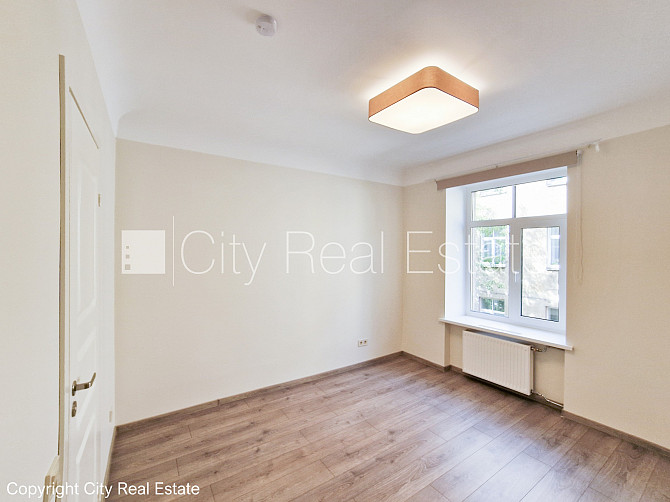 Дом во дворе, территория обнесена забором, окна выходят во двор, одна Рига - изображение 20