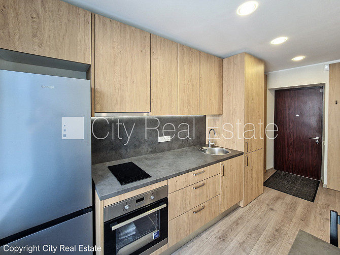 Дом во дворе, территория обнесена забором, окна выходят во двор, одна Рига - изображение 15