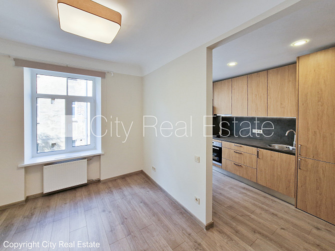 Дом во дворе, территория обнесена забором, окна выходят во двор, одна Рига - изображение 19