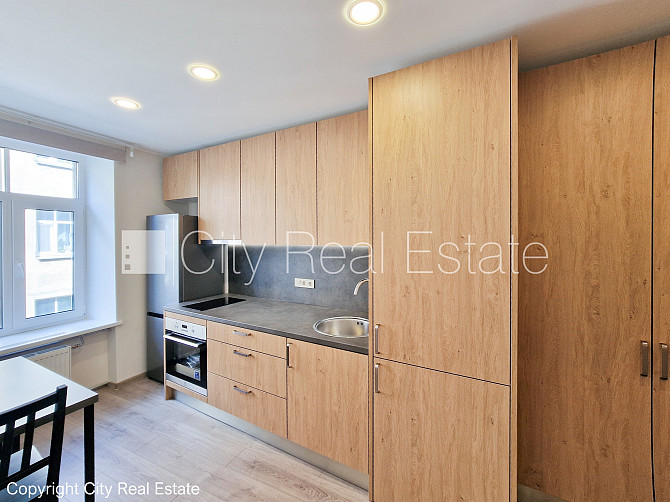 Дом во дворе, территория обнесена забором, окна выходят во двор, одна Рига - изображение 13