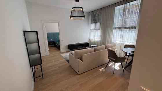 В самом центре города, в полностью реновированном доме сдаётся  новая 2-х Рига