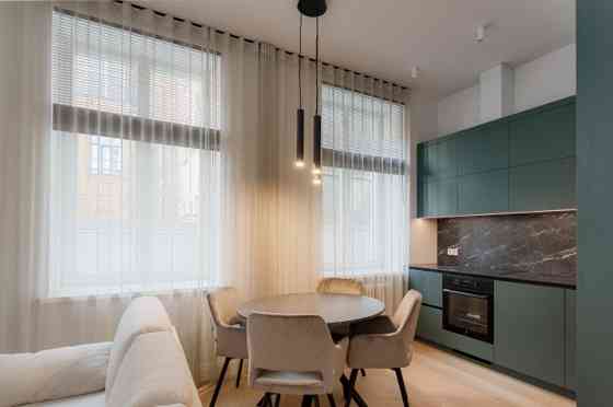 В самом центре города, в полностью реновированном доме сдаётся  новая 2-х Рига