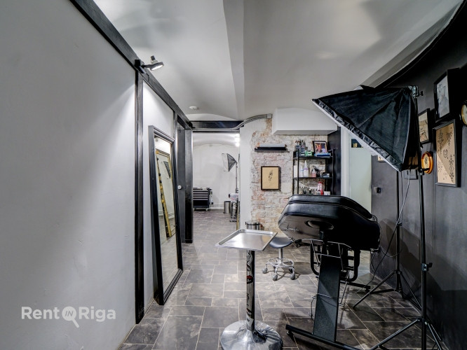 Veikala vai salona telpas puspagrabā. Ar autostāvvietu pagalmā.  Telpās iepriekš atradās Rīga - foto 7