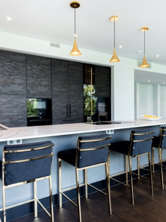 No šī valdzinošā dzīvokļa plašajiem logiem paveras elpu aizraujošs skats uz upi un Rīga - foto 5