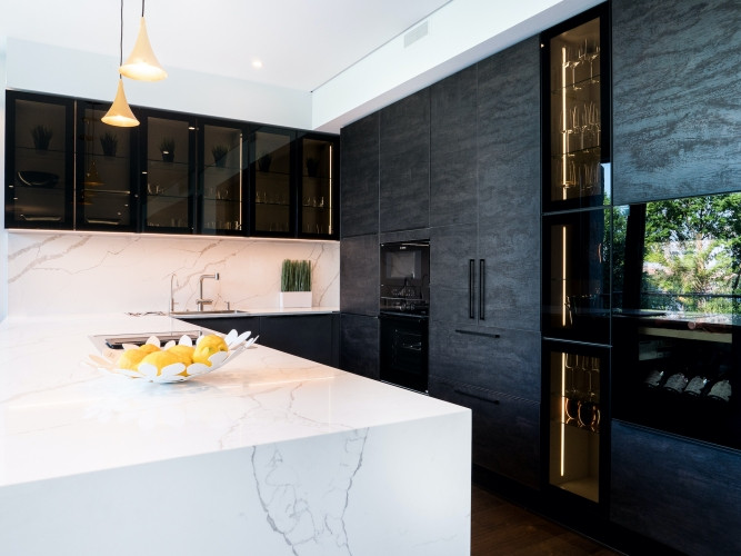 No šī valdzinošā dzīvokļa plašajiem logiem paveras elpu aizraujošs skats uz upi un Rīga - foto 7