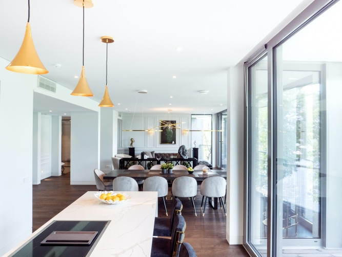 No šī valdzinošā dzīvokļa plašajiem logiem paveras elpu aizraujošs skats uz upi un Rīga - foto 4