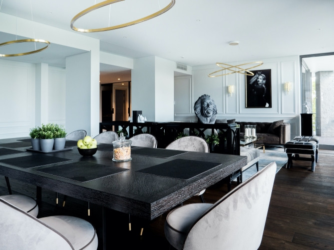 No šī valdzinošā dzīvokļa plašajiem logiem paveras elpu aizraujošs skats uz upi un Rīga - foto 2