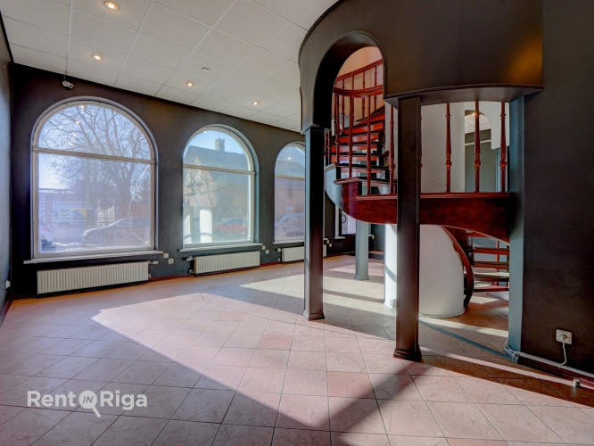 Komerctelpas ar plaša pielietojuma iespējām atsevišķā mājā.  Īpašuma priekšrocības: Rīga - foto 3