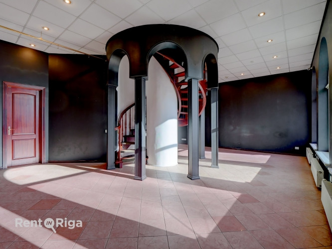 Komerctelpas ar plaša pielietojuma iespējām atsevišķā mājā.  Īpašuma priekšrocības: Rīga - foto 4