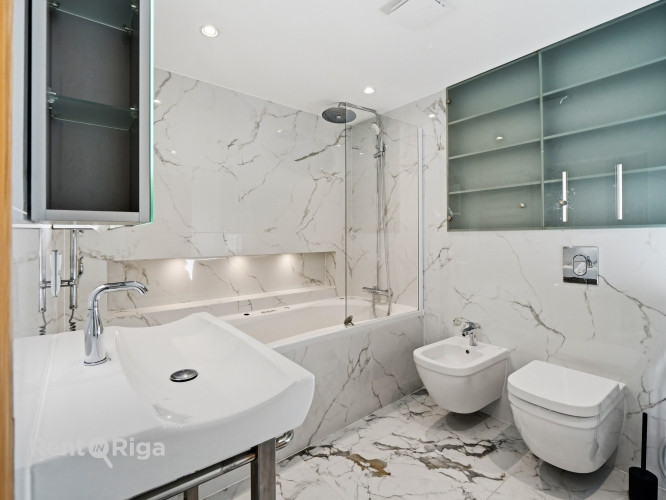 Эксклюзивная двухуровневая мансардная квартира с частной террасой на крыше  в Рига - изображение 9