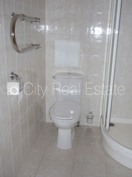 Fasādes māja, renovēta māja, ieeja no ielas, ir lifts, kāpņu telpa pēc kosmētiskā remonta, Rīga - foto 17