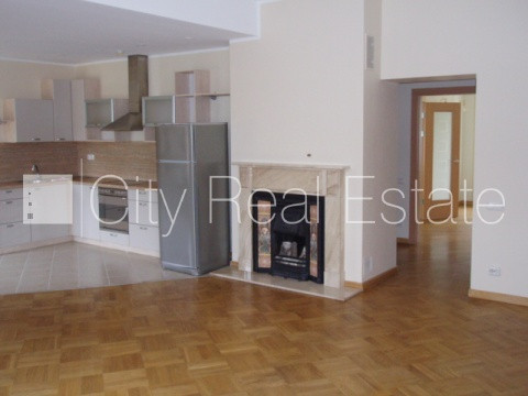 Fasādes māja, renovēta māja, ieeja no ielas, ir lifts, kāpņu telpa pēc kosmētiskā remonta, Rīga - foto 11