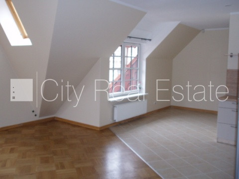 Fasādes māja, renovēta māja, ieeja no ielas, ir lifts, kāpņu telpa pēc kosmētiskā remonta, Rīga - foto 15