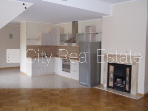 Fasādes māja, renovēta māja, ieeja no ielas, ir lifts, kāpņu telpa pēc kosmētiskā remonta, Rīga - foto 12