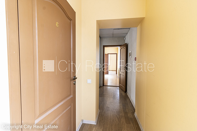 Фасадный дом, места для нескольких машин, до детской игровой площадки 50 м, окна Рига - изображение 9