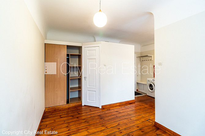 Pagalma māja, iežogota teritorija, ieeja no pagalma, kāpņu telpa pēc kapitālā remonta, logi Rīga - foto 18