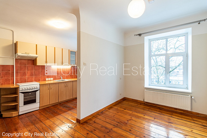 Pagalma māja, iežogota teritorija, ieeja no pagalma, kāpņu telpa pēc kapitālā remonta, logi Rīga - foto 16