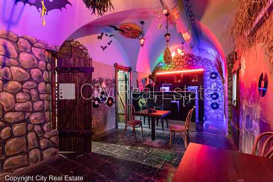 Реставрированный дом, подъездная дорога покрыта брущаткoй, вход с улицы, Rīga