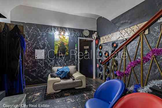 Реставрированный дом, подъездная дорога покрыта брущаткoй, вход с улицы, Rīga