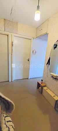 Фасадный дом, вход с улицы, застеклённая лоджия, окна выходят в обе стороны дома, Рига